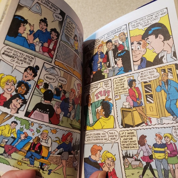 Archie comic hardback book and 2 smaller paper back books. Great condition. - Picture 4 of 7